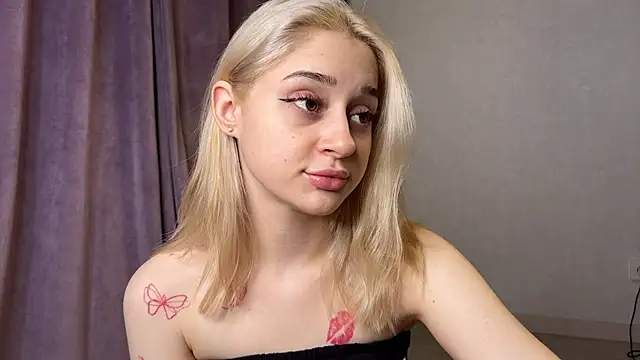 Tinyvivy - lips and tongue close up
