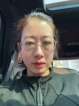 Weiwei103 - 裸胸玩弄乳头乳晕