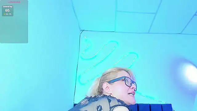 Kylie_jonas - Tickle my ass while controlling toy