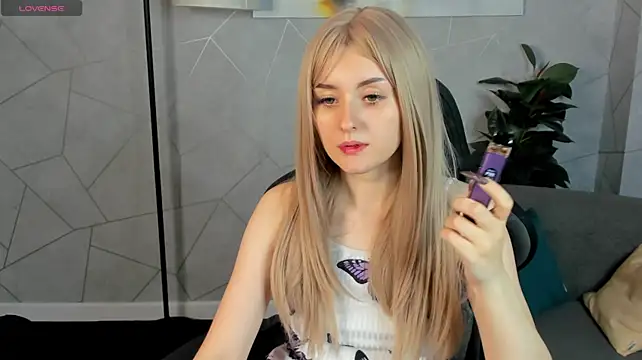 Diiana_Daviis - lick lips