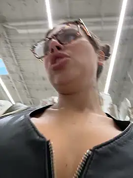 Jucie_Boom - WHATS UNDER MY JACKET?😱