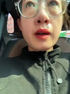 Weiwei103 - 裸胸玩弄乳头乳晕