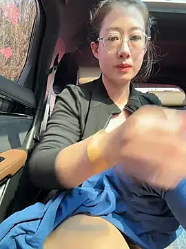 Weiwei103 - 裸胸玩弄乳头乳晕