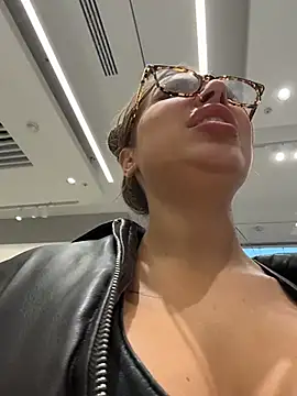 Jucie_Boom - RISKY ASS SLAPPING IN MALL😱