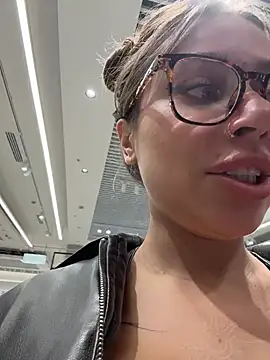 Jucie_Boom - RISKY ASS SLAPPING IN MALL😱