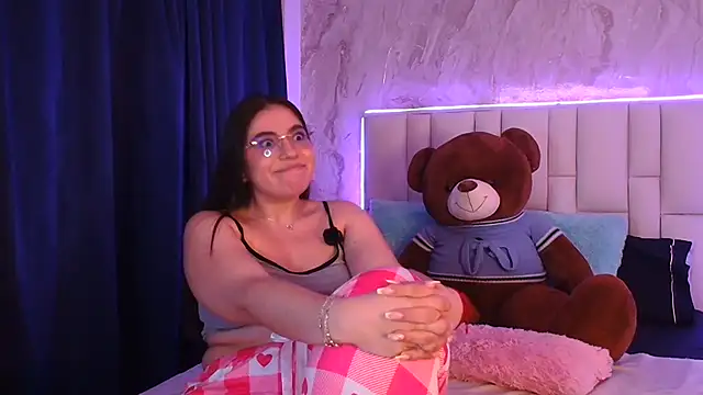 IsabellaAnngel - play with domii + open legs..😈