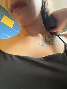 Olivia_Jemison - Camel toy + touch clit in SUPERMARKET