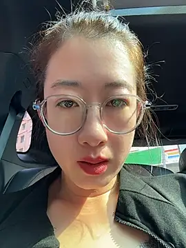 Weiwei103 - 裸胸玩弄乳头乳晕