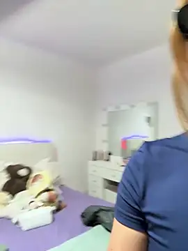 VixenVee69 - Rasurarme y dedeada calva
