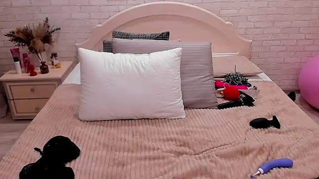Jullia_Moor - 2 toys in ass