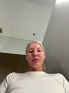 NewLale - Show tits
