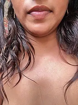 4U143 - Full nude show