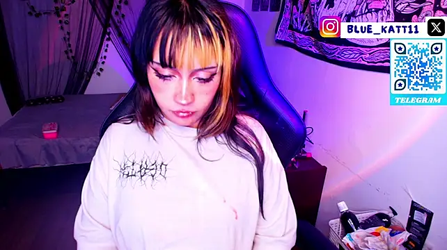 Blue_katt - nipple clamps + saliva in tits