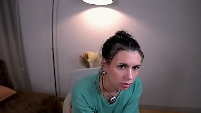 HildeWyse - Tease my boobw without Shirt