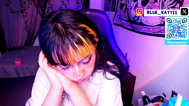 Blue_katt - nipple clamps + saliva in tits
