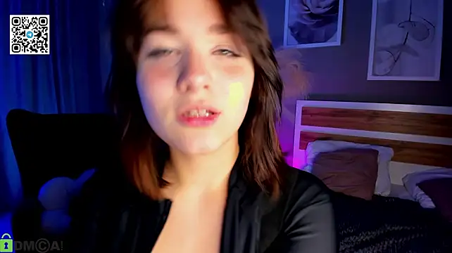 Siren_Alexa - take off bra under top