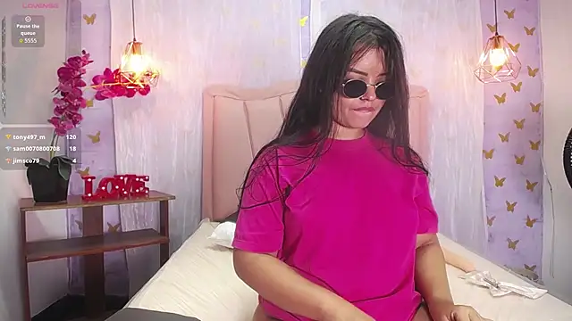 Laineystone - 4 fingers inside pussy😍