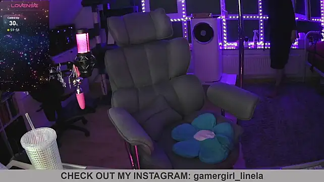 Gamergirl-Linela - LT Gets Oil On Boobs Video