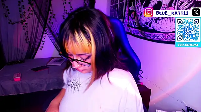 Blue_katt - nipple clamps + saliva in tits