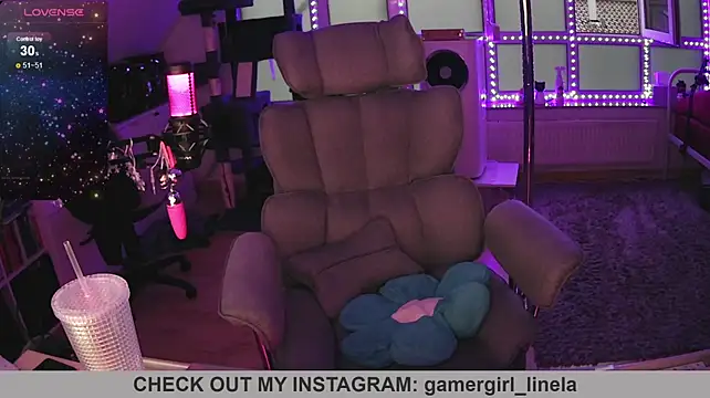 Gamergirl-Linela - LT Gets Oil On Boobs Video