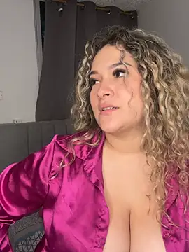 Sara_smiiith211 - oil on my breasts in public