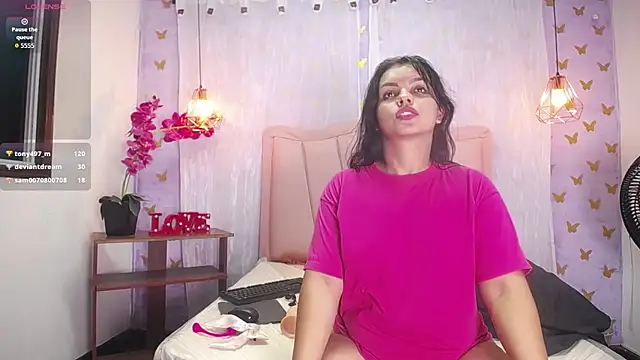 Laineystone - 4 fingers inside pussy😍