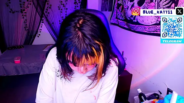 Blue_katt - nipple clamps + saliva in tits