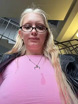 Elfi_InPublic - Show tits+slap in lobby