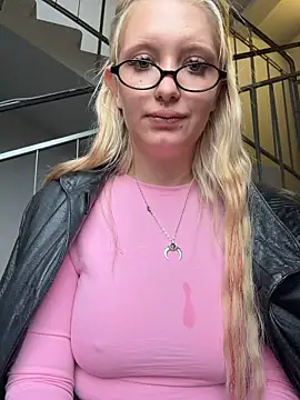 Elfi_InPublic - Show tits+slap in lobby