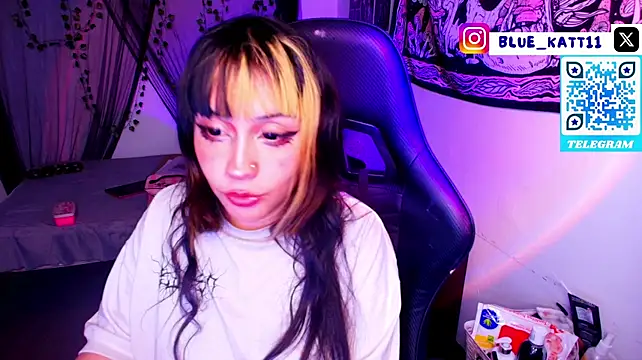 Blue_katt - nipple clamps + saliva in tits