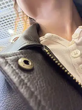 AngelinaTeller - Squirt in mall🤪