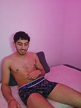 LeoyNicky98 - Open ass in 4 + oil 🍑 💦