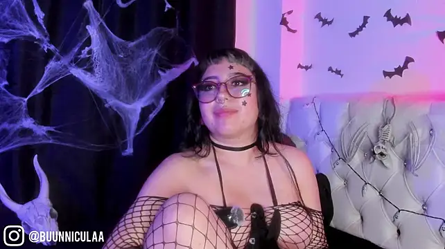 LarissaHell - Rub this little angel's pussy with oil