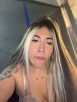 ManuelaVeeleez - suck boobs