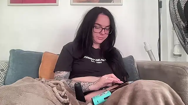 YorkshireGirly - MY FRIEND IS ASLEEP, CANT BE TOO LOUD 😜