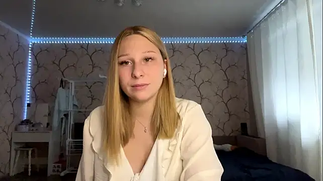 AvelinaCoch - stand up and show your outfit