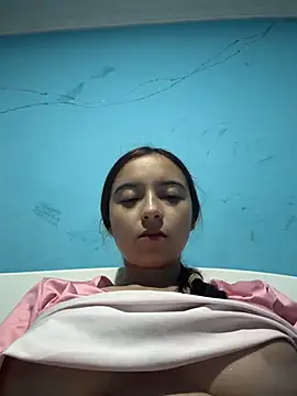 Carithooo - Uncover my tits in front of my friends