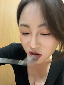 Eva10069 - 马路边边喝功夫茶漏出全奶🍑