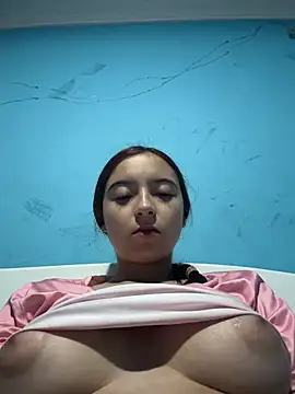 Carithooo - Uncover my tits in front of my friends