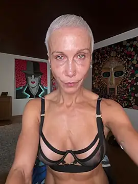 GymQueenCarmen - 🏋️‍♂️NAKED Squats 6x