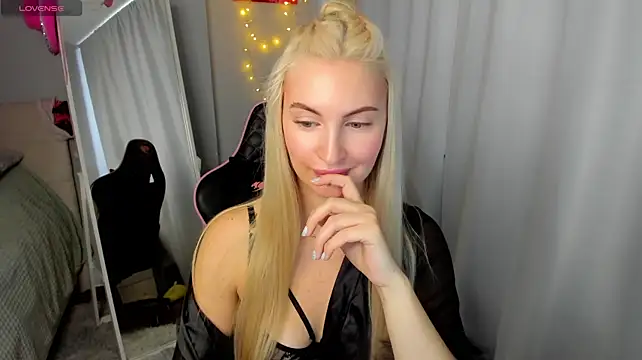 Kimmy_powell - Riding my pillow on the bed for you