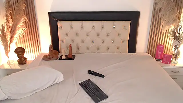 Sia_Foxx01 - Show tits + massage