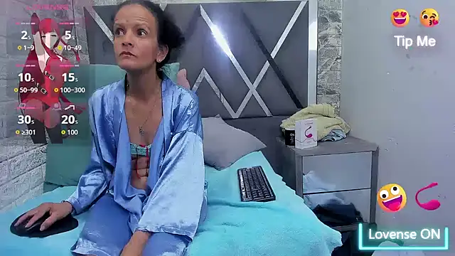 YanetRose - Two fingers up the ass