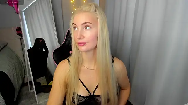 Kimmy_powell - Riding my pillow on the bed for you