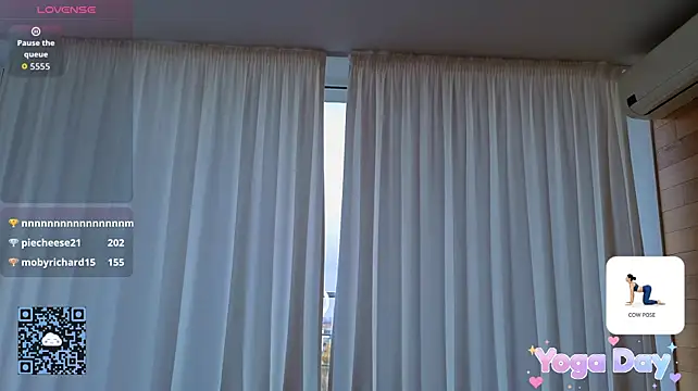 AliciaBrooks - perform pose