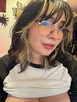 Poisonissa - spanks ass until red