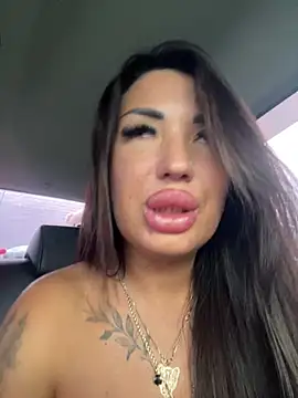 RuslanaXX - Squirt on pablick