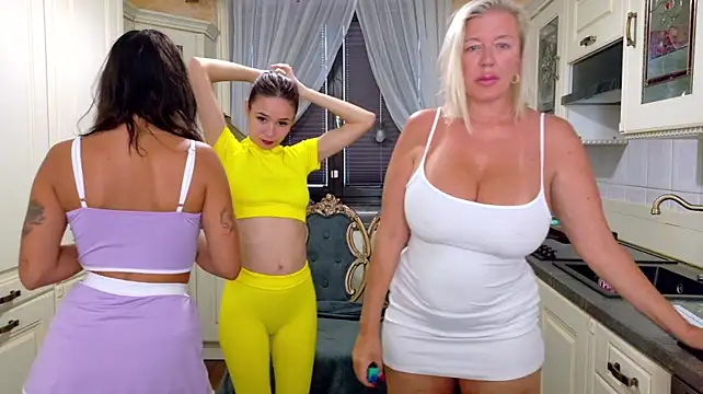 TUNDEROSE1 - boobs