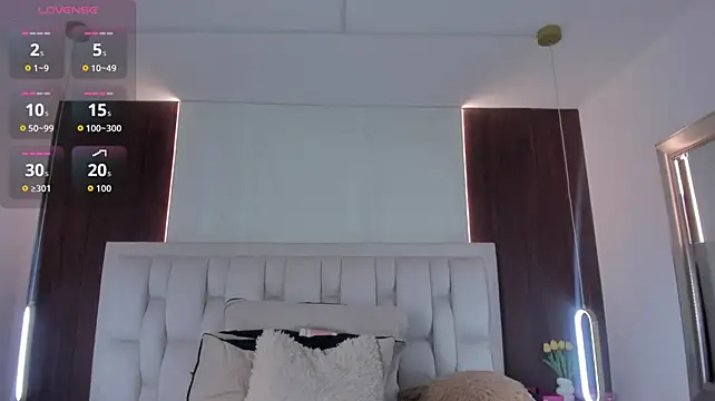 Mia_brunette26