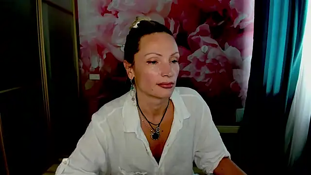 AlinaMoor - I'll play with the pussy
